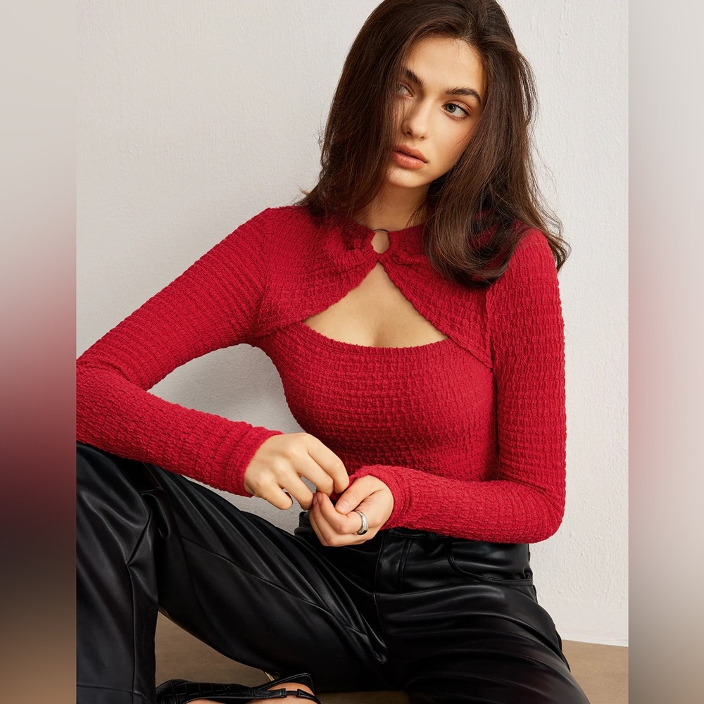 Commense Red Metal O-Ring Cutout Plisse Long Sleeve Top